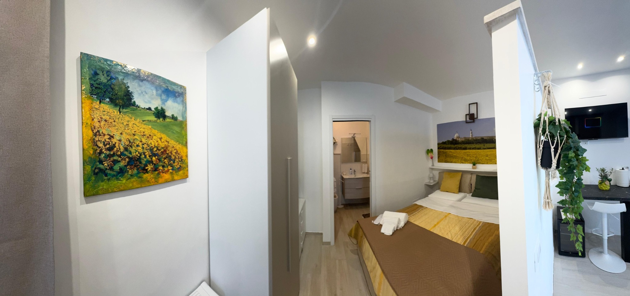 Veduta d’insieme dell’appartamento con camera, bagno e angolo cucina
