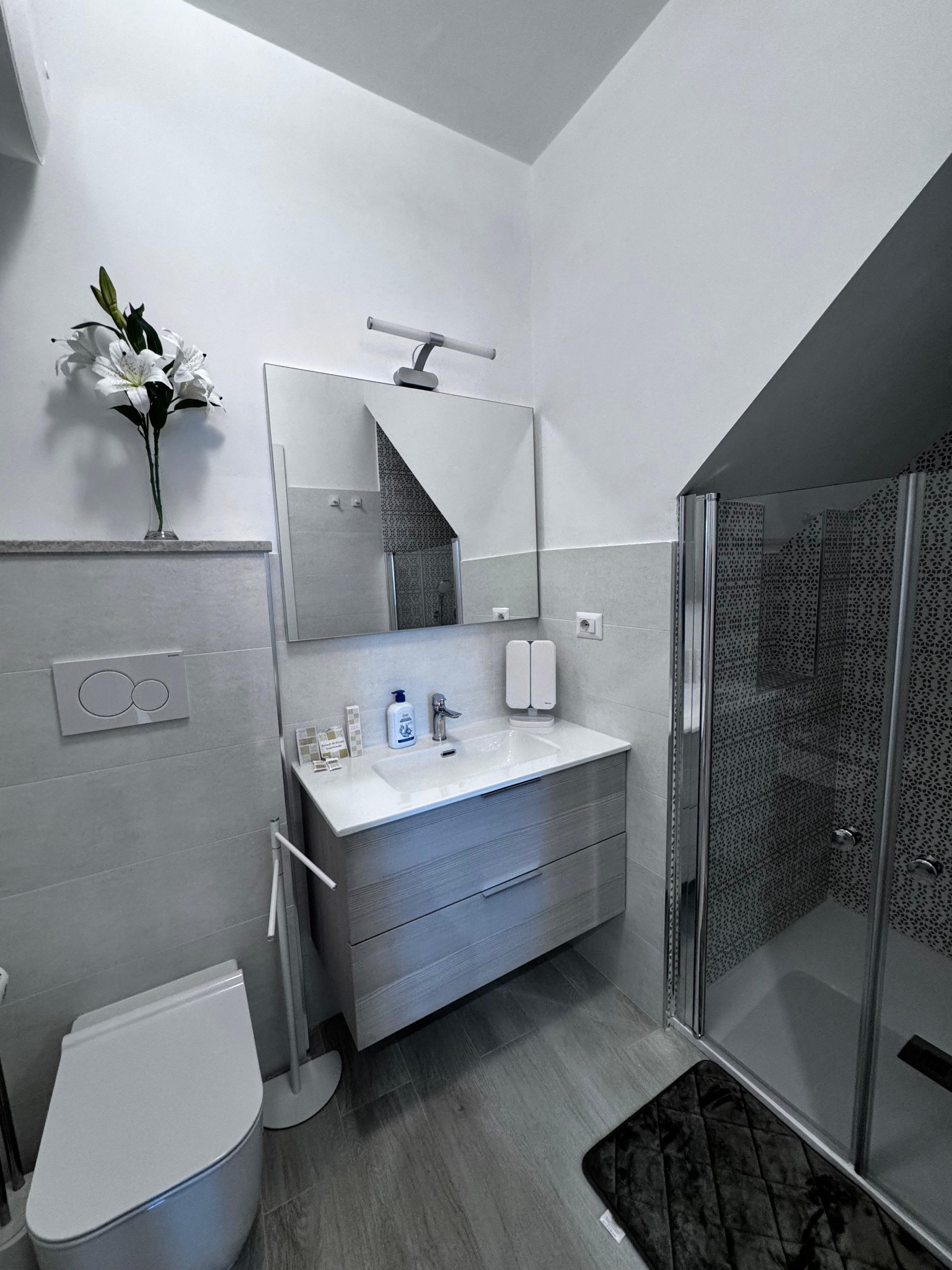 Bagno privato con lavabo, sanitari e box doccia