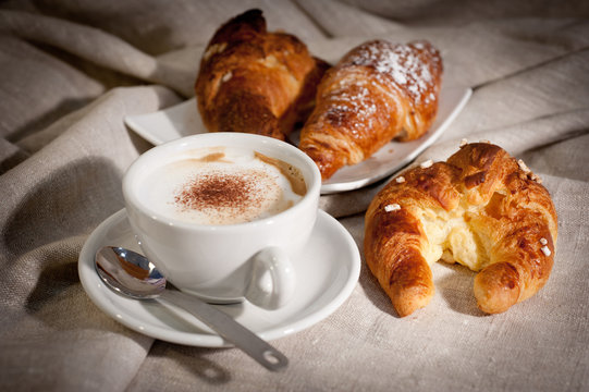 Cappuccino e cornetti per la colazione all’italiana