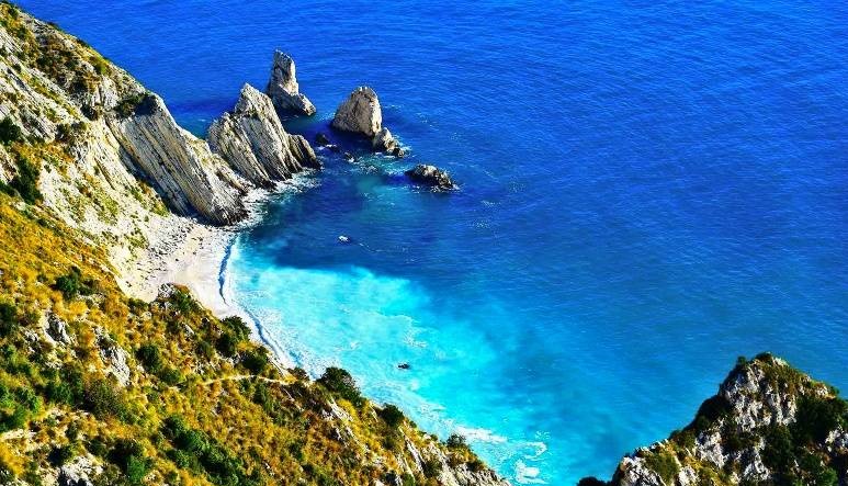 La costa e il mare della Riviera del Conero