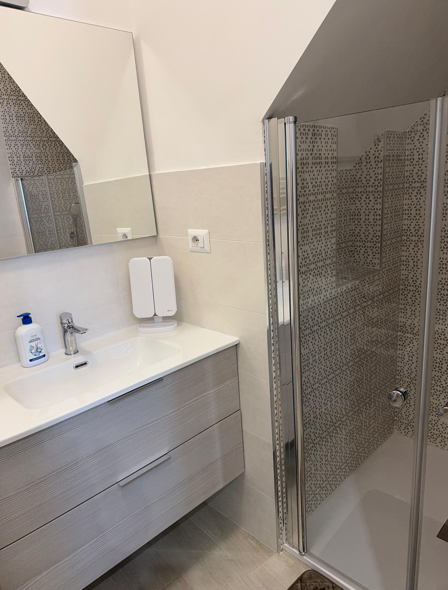 Dettaglio del lavabo e della doccia del bagno privato